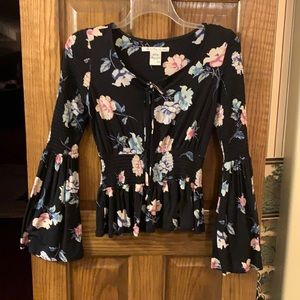 Gorgeous Floral Bell sleeve ..70s style .Tie neck XS -Small …Super stretchy 🌴☀️